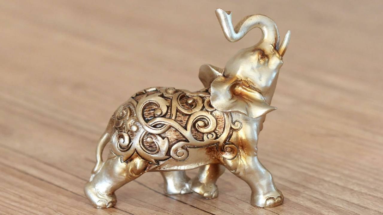 Vastu Tips : वास्तूशास्त्रात हत्तीच्या मुर्तीला आहे विशेष महत्त्व, या दिशेला ठेवल्याने होतो धनलाभ Vastu Tips : वास्तूशास्त्रात हत्तीच्या मुर्तीला आहे विशेष महत्त्व, या दिशेला ठेवल्याने होतो धनलाभ