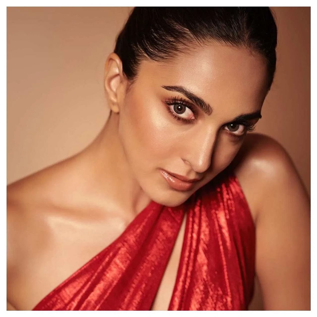 अभिनेत्री किआरा अडवाणी (Kiara Advani) हिच्या फोटोंची चर्चा कायम सोशल मीडियावर रंगलेली असते. 