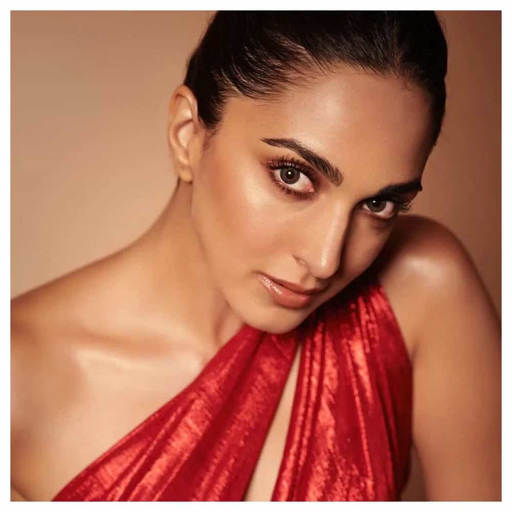 अभिनेत्री किआरा अडवाणी (Kiara Advani) हिच्या फोटोंची चर्चा कायम सोशल मीडियावर रंगलेली असते.