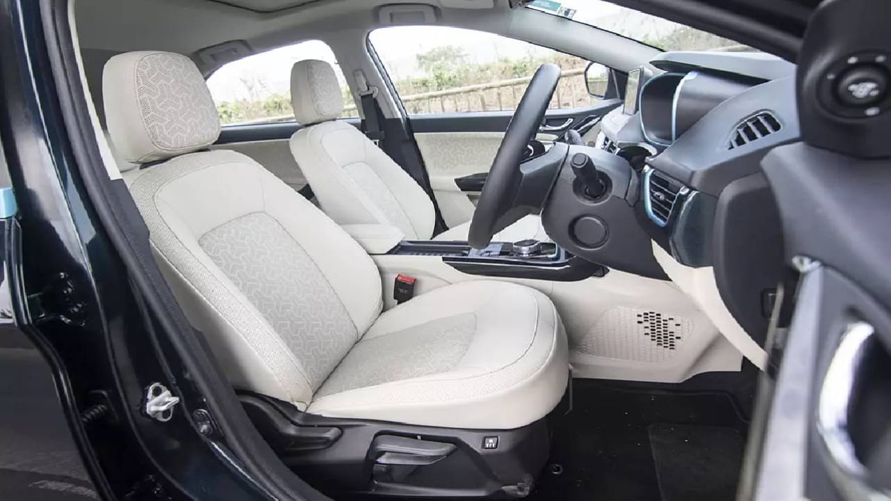 या भारतीय कारने मोठमोठ्या कंपन्यांना टाकले मागे, विक्रीचा आकडा थक्क करणारा! या भारतीय कारने मोठमोठ्या कंपन्यांना टाकले मागे, विक्रीचा आकडा थक्क करणारा!