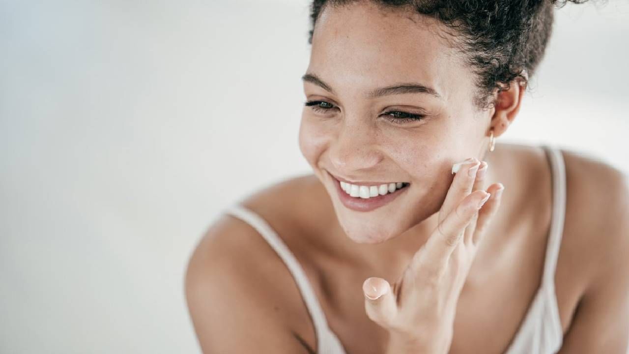 उन्हाळ्यात रात्री झोपण्यापूर्वी चेहऱ्यावर लावा 'या' गोष्टी! Marathi