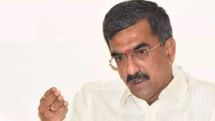 मंत्र्यांना डच्चू आणि नारळाच्या अफवेवर शिंदे गटाचा मंत्री देसाई भडकले; दिलं थेट आव्हान! मंत्र्यांना डच्चू आणि नारळाच्या अफवेवर शिंदे गटाचा मंत्री देसाई भडकले; दिलं थेट आव्हान!