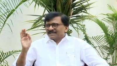 बाळासाहेबांचा अपमान करणाऱ्यांच्या ढुंगणावर लाथ मारा, आधी चंद्रकांत पाटलांची हकालपट्टी करा, संजय राऊत कडाडले