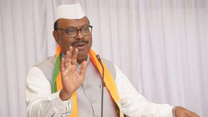 शरद पवार यांना आलेल्या धमकीवर चंद्रशेखर बानवकुळे यांचं भाष्य; म्हणाले, 'देवेंद्रजी सक्षम...' शरद पवार यांना आलेल्या धमकीवर चंद्रशेखर बानवकुळे यांचं भाष्य; म्हणाले, 'देवेंद्रजी सक्षम...'