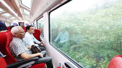 कोकणातील रेल्वे प्रवास आता अधिक मस्त, विस्टाडोम कोचमुळे मिळेल निसर्गाचा आनंद
