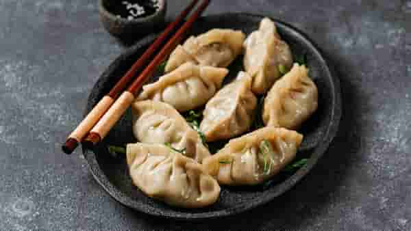 Momos Street Food : मोमोजवाल्याची कमाई ऐकून तुम्ही म्हणाल...आता हा बिझनेस मीच करणार