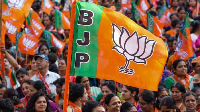 Karnataka Assembly Elections : कर्नाटकावर स्वारी; महाराष्ट्रातील भाजपचे 6 बडे नेते प्रचाराला जाणार; या नेत्यांवर जबाबदारी
