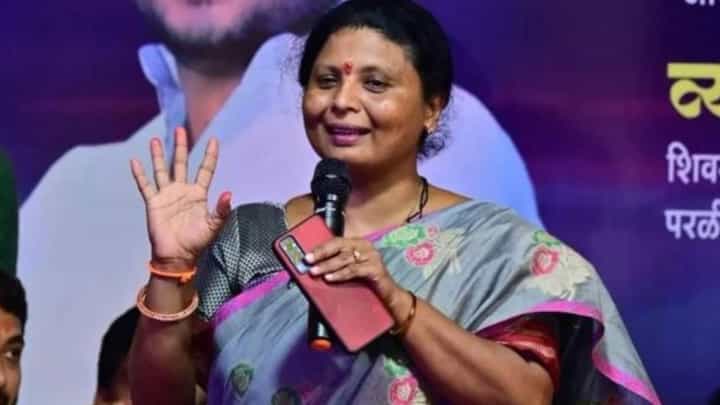 'असे तडतड फुलबाजे, फटाकडे हे उडत राहतात', सुषमा अंधारे यांचा निशाणा नेमका कुणावर? 'असे तडतड फुलबाजे, फटाकडे हे उडत राहतात', सुषमा अंधारे यांचा निशाणा नेमका कुणावर?