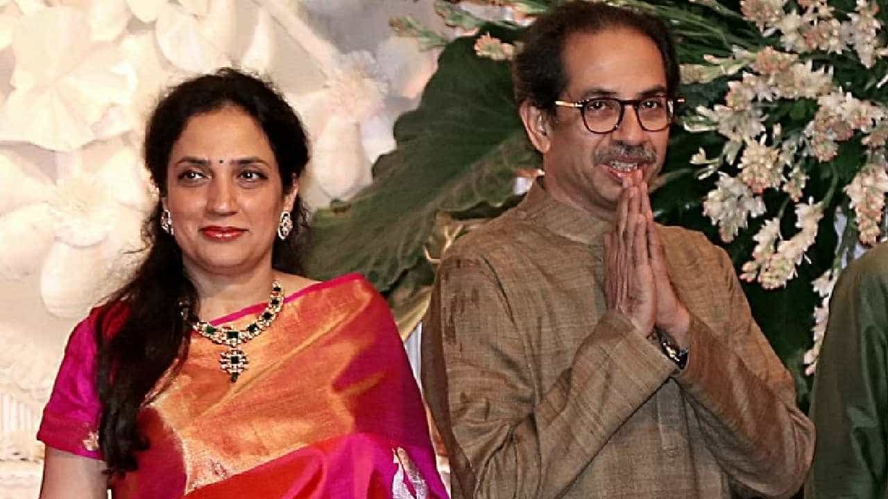 पक्षातील पडझड रोखण्यासाठी रश्मी ठाकरे मैदानात; नाशकात महिला मेळावा घेणार पक्षातील पडझड रोखण्यासाठी रश्मी ठाकरे मैदानात; नाशकात महिला मेळावा घेणार