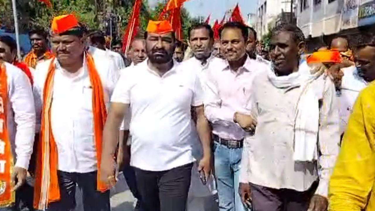 Breaking | नागपूरला फडणवीसांकडे ताफा घेऊन निघाले होते, आमदार नितीन देशमुख यांच्यावर गुन्हा दाखल, काय घडलं नेमकं? Breaking | नागपूरला फडणवीसांकडे ताफा घेऊन निघाले होते, आमदार नितीन देशमुख यांच्यावर गुन्हा दाखल, काय घडलं नेमकं?