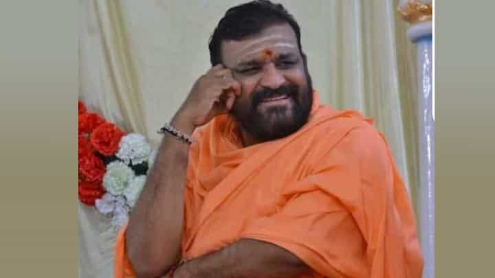 सोलापूरमधील नागणसूर मठाचे महास्वामी श्रीकंठ शिवाचार्य यांच्याविरुद्ध गुन्हा दाखल; कारण काय? सोलापूरमधील नागणसूर मठाचे महास्वामी श्रीकंठ शिवाचार्य यांच्याविरुद्ध गुन्हा दाखल; कारण काय?