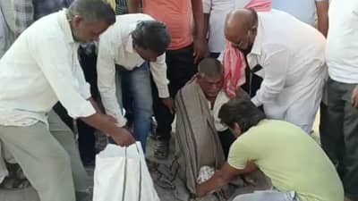 काय चोरायला आले आणि काय घेऊन गेले... स्मशानभूमीतून चक्क अस्थीच चोरल्या; गावकऱ्यांच्या तोंडचे पाणी पळाले