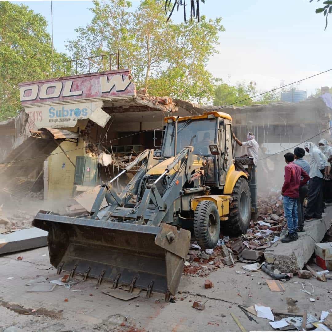 मनपा प्रवर्तन विभाग आणि पोलीस विभागातर्फे लक्ष्मी नगर झोन क्र. १ अंतर्गत अतिक्रमण कारवाई करण्यात आली. आठ रस्ता चौक ते लंडन स्ट्रीट ते दीक्षाभूमी ते जयताळा ते हिंगणा टी पॉइंटपर्यंत अतिक्रमण हटवण्यात आले. यामध्ये रस्त्याच्या दोन्ही बाजूवरील रोड आणि फूटपाथवर अवैध पद्धतीने लावण्यात आलेले ठेले आणि दुकान हटवण्यात आले.