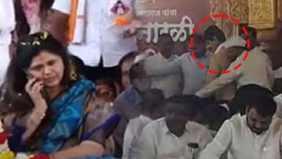 कसलं प्रेम, कसलं मनोमिलन? दीड दिवसातच धाड-धाड धनंजय मुंडे-पंकजा मुंडेंची ताटातूट, भर कार्यक्रमातून उठून गेले...