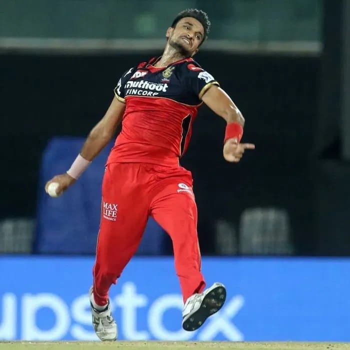 आयपीएल इतिहासात एका षटकात सर्वाधिक धावा देण्याचा मान आरसीबीच्या हर्षल पटेलच्या नावावर आहे. आयपीएल 2021 स्पर्धेतील रॉयल चॅलेंजर्स बंगळुरु विरुद्ध चेन्नई सुपर किंग्स सामन्यात त्याने एका षटकात 37 धावा दिल्या होत्या. (Photo - IPL/BCCI/Twitter)