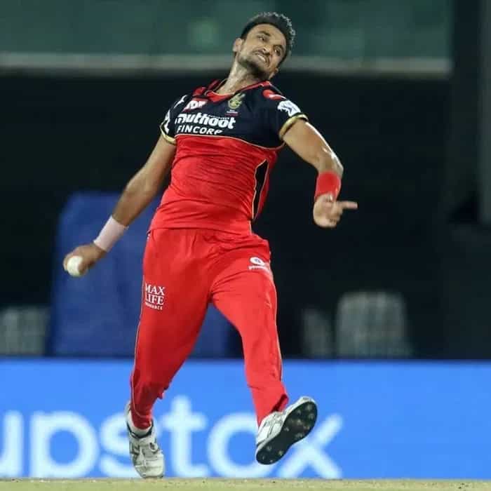 आयपीएल इतिहासात एका षटकात सर्वाधिक धावा देण्याचा मान आरसीबीच्या हर्षल पटेलच्या नावावर आहे. आयपीएल 2021 स्पर्धेतील रॉयल चॅलेंजर्स बंगळुरु विरुद्ध चेन्नई सुपर किंग्स सामन्यात त्याने एका षटकात 37 धावा दिल्या होत्या. (Photo - IPL/BCCI/Twitter)