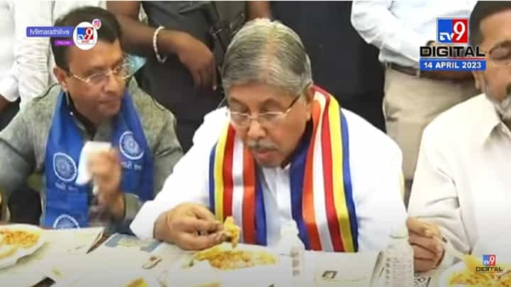 चंद्रकांत पाटील यांनी मिसळवर मारला ताव, कुठं घेतला आस्वाद? चंद्रकांत पाटील यांनी मिसळवर मारला ताव, कुठं घेतला आस्वाद?