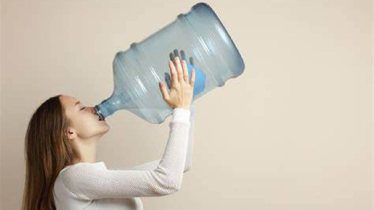 जास्त पाणी प्यायल्याने काय होतं? खूप पाणी प्यायल्याने कोणते आजार होतात?