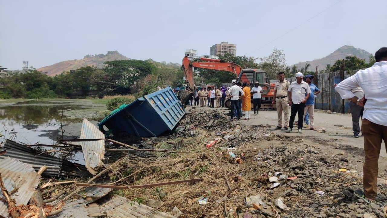 अवाढव्य ट्रक गटारात कोसळला, एकाचा मृत्यू, 6 जण अडकले; काय घडलं विरारमध्ये?