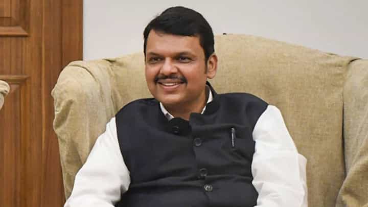 ‘वज्रमुठी’मुळे त्यांची दातखिळी बसेल; फडणवीसांच्या टीकेला ठाकरे गटाच्या खासदाराचे प्रत्युत्तर ‘वज्रमुठी’मुळे त्यांची दातखिळी बसेल; फडणवीसांच्या टीकेला ठाकरे गटाच्या खासदाराचे प्रत्युत्तर