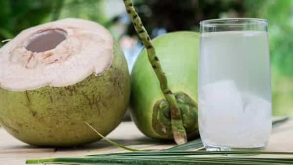 नारळाच्या पाण्यात कॅल्शियम, मॅग्नेशियम, फॉस्फरस आणि सोडियम यासारखे घटक मिळतात. नारळ पाणी शरीर पूर्णपणे हायड्रेट ठेवण्यास मदत करते. तसेच रोगप्रतिकार शक्ती वाढविण्यास मदत होते.