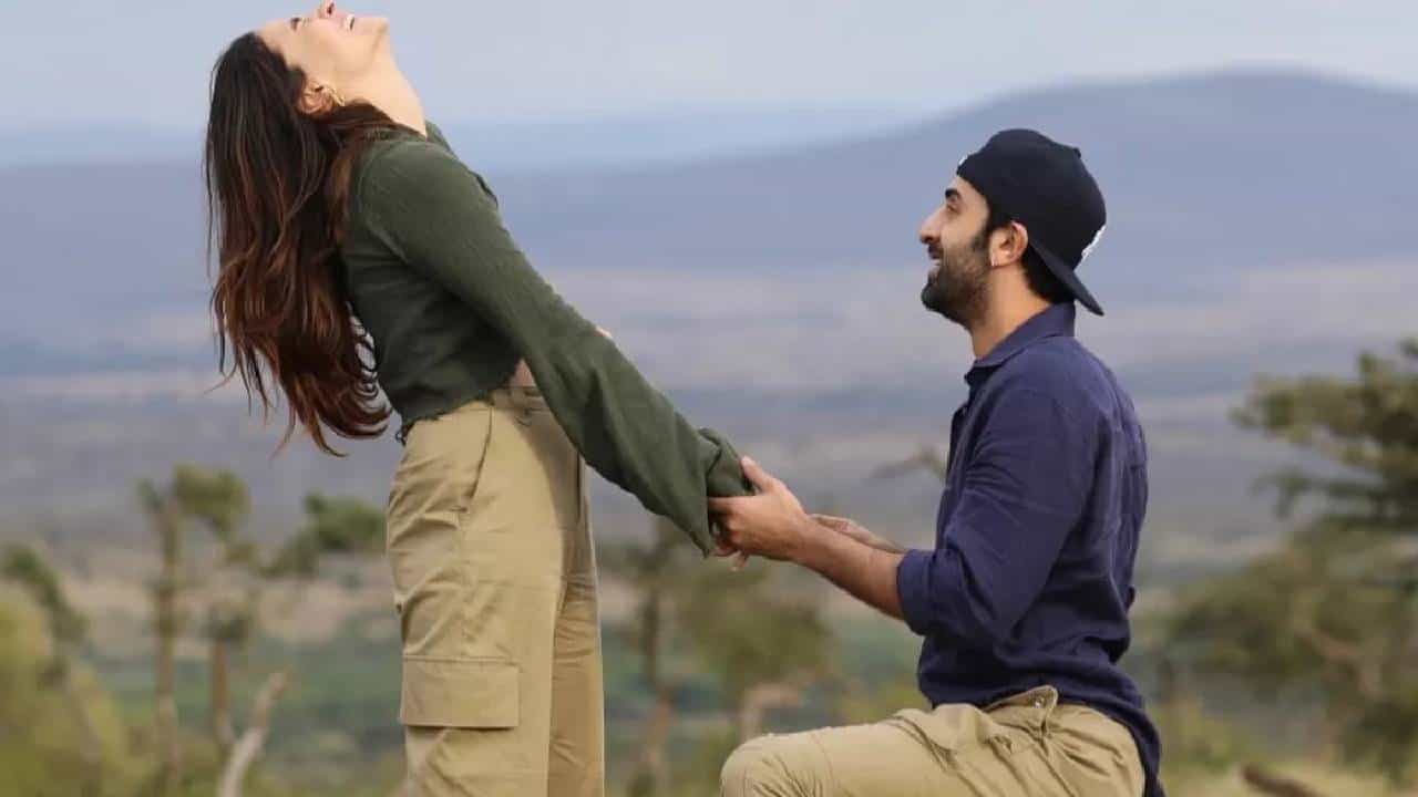 बाॅलिवूड अभिनेत्री आलिया भट्ट हिने 6 नोव्हेंबरला एका गोंडस मुलीला जन्म दिला. विशेष म्हणजे आलिया भट्ट आणि रणबीर कपूर यांनी त्यांच्या मुलीचे नाव राहा ठेवले आहे. सोशल मीडियावर पोस्ट शेअर करत मुलीच्या नावाचा अर्थही आलिया हिने सांगितला होता.