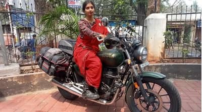 पुण्याची महिला मोटारसायकलवर साडी परिधान करुन निघाली वर्ल्ड टूरला, एक लाख किमी प्रवास करणार