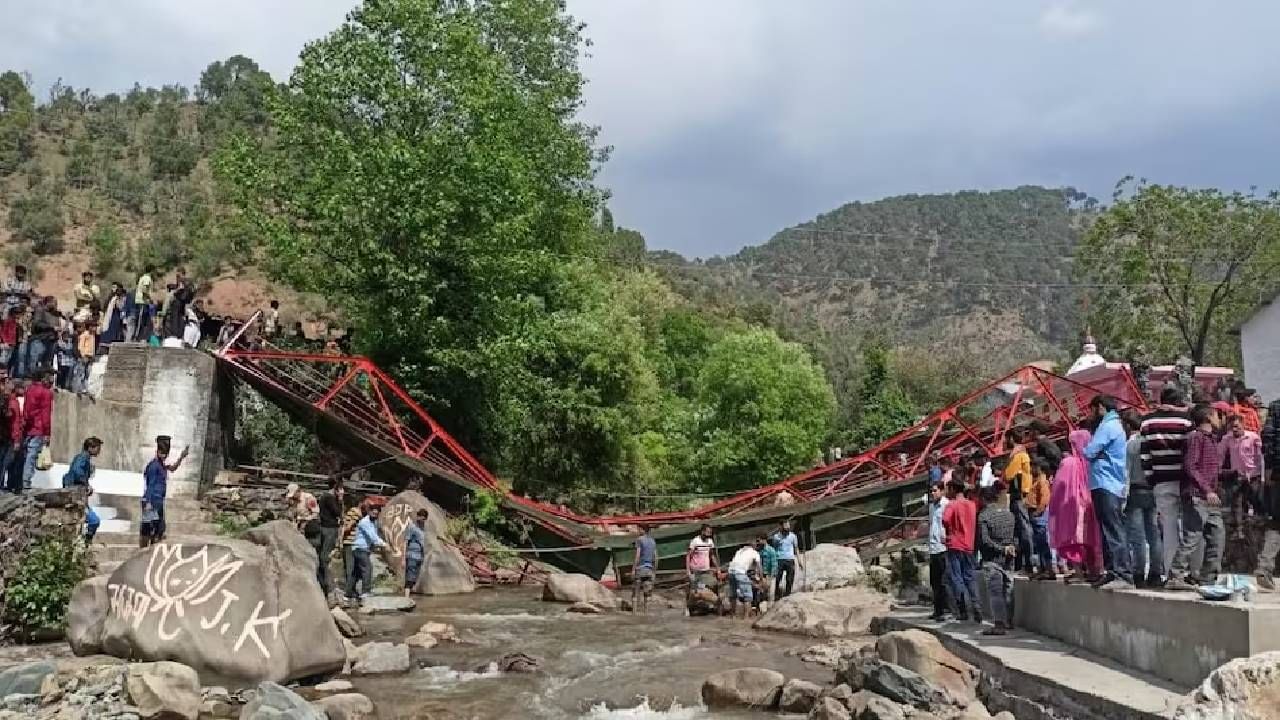 जम्मू-काश्मीरमध्ये बैसाखी यात्रेदरम्यान मोठी दुर्घटना, नदीवरील पूल तुटल्याने हाहाकार