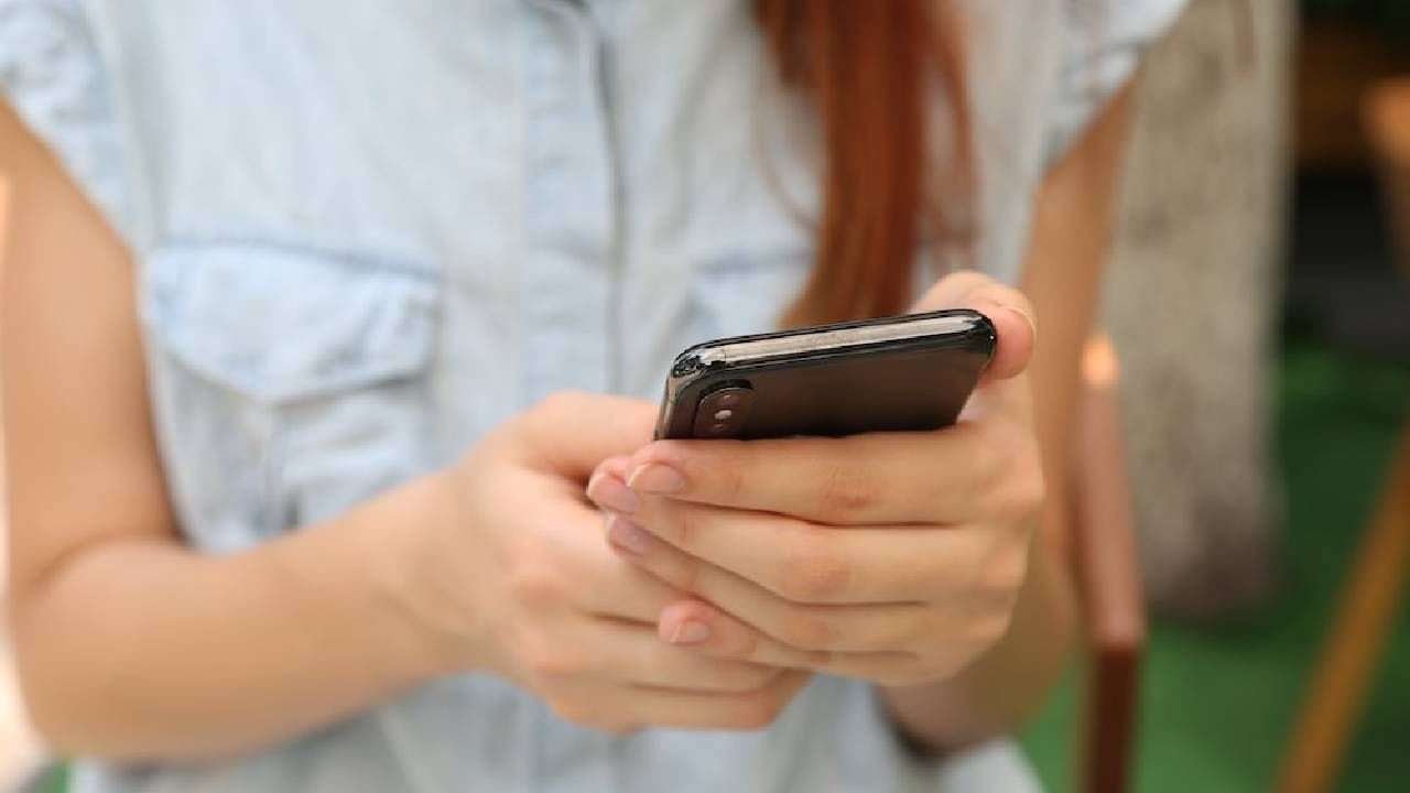 Girls use these apps the most on smartphones, information revealed in the survey – Marathi News |  Girls use these apps the most on smartphones according to the survey