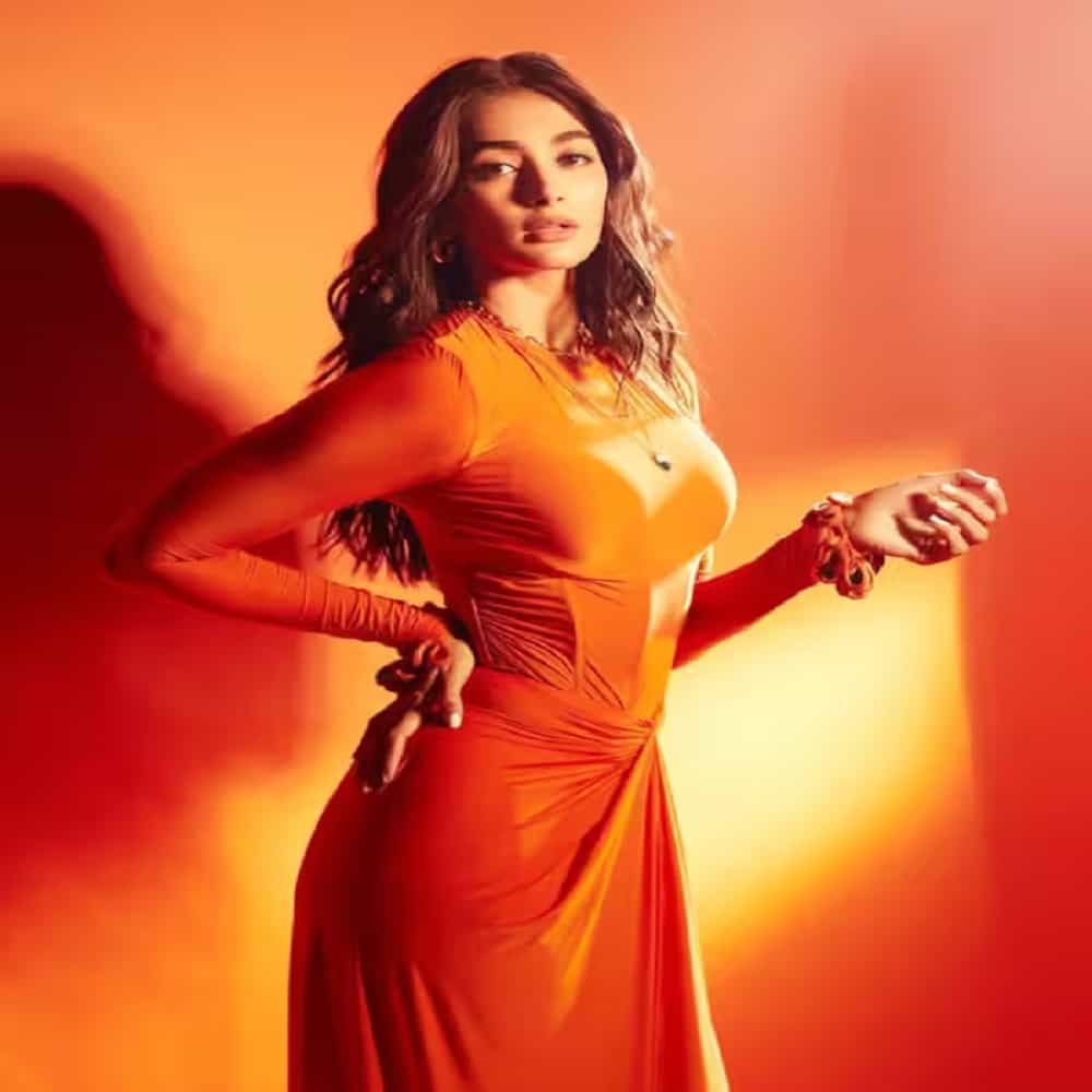 अभिनेत्री पूजा हेगडे (Pooja Hegde) कायम सोशल मीडियावर सक्रिय असते. आता देखील तिने भागव्या रंगाच्या ड्रेसमध्ये काही फोटो शेअर आहेत.
