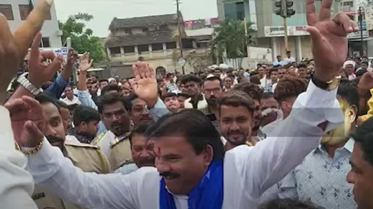 डॉ बाबासाहेब आंबेडकर जयंतीनिमित्त संजय गायकवाड गाण्यावर थिरकले, बघा व्हिडीओ