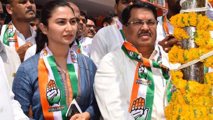 बलात्काराला राजकीय हत्यार म्हणून समर्थन देणारे सावरकर हिंदूचे प्रेरणास्थान कसे?; शिवानी वडेट्टीवार यांचं वक्तव्य बलात्काराला राजकीय हत्यार म्हणून समर्थन देणारे सावरकर हिंदूचे प्रेरणास्थान कसे?; शिवानी वडेट्टीवार यांचं वक्तव्य