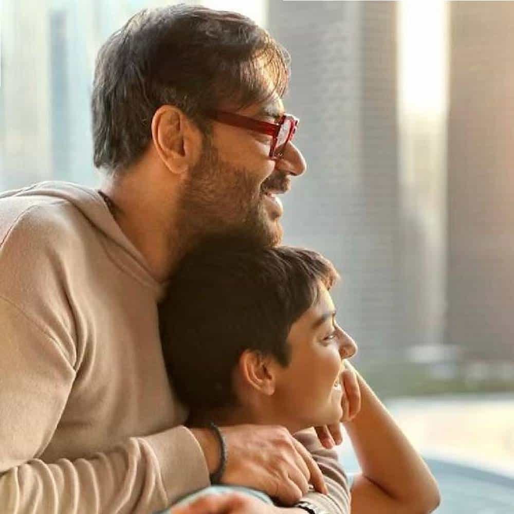 अभिनेता अजय देवगण आणि काजोल यांना निसा ही मुलगी आणि युग हा मुलगा आहे. सोशल मीडियावर अनेकदा अजय त्याच्या कुटुंबीयांसोबतचे फोटो पोस्ट करत असतो. नुकतेच नाही मुलासोबतचे काही फोटो पोस्ट केले आहेत.