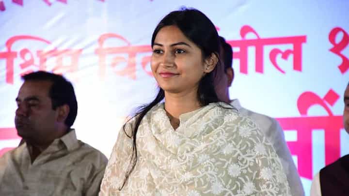 सावरकरांची बदनामी करणाऱ्यांमध्ये शिवानी वडेट्टीवार यांचंही आता अॅडमिशन झालंय सावरकरांची बदनामी करणाऱ्यांमध्ये शिवानी वडेट्टीवार यांचंही आता अॅडमिशन झालंय