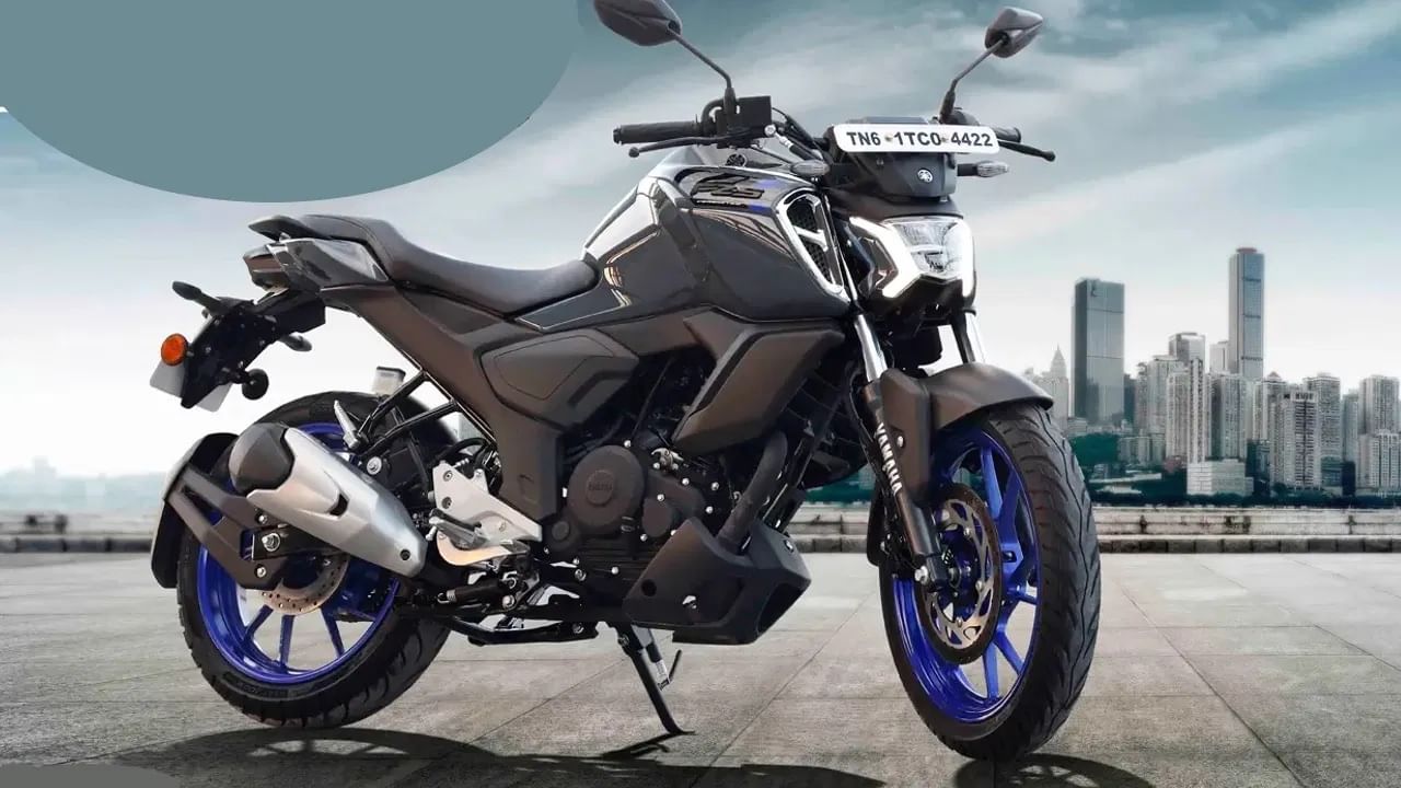 Yamaha FZ-S V4 : ट्रॅक्शन कंट्रोल सिस्टम असलेली यामाहाची ही पहिली बाइक आहे. या बाइकची एक्स शोरुम किंमत 1,27,900 रुपये आहे. (Photo: Yamaha)