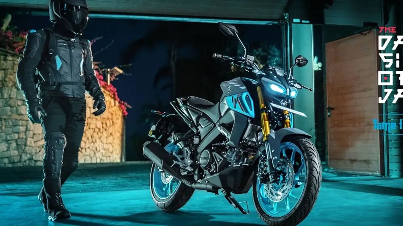 Yamaha MT-15 V2 : या यादीत यामाहा एमटी 15 व्ही 2 या गाडीचा समावेश आहे. या गाडीची एक्स शोरुम किंमत 1,64,900 रुपये आहे. या बाइकमध्ये 155 सीसी सिंगल सिलेंडर इंजिन असून 6 स्पीड मॅन्युअल गिअरबॉक्ससह येते. (Photo: Yamaha)