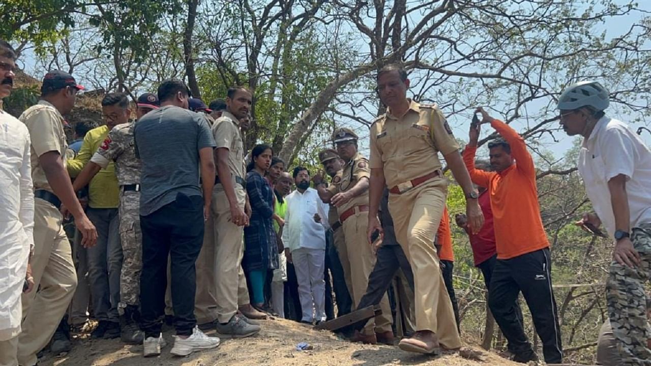 आज पहाटे मुंबई-पुणे जुन्या महामार्गातील बोरघाटात शिंगरोबा मंदिराजवळ एक खाजगी बस दरीत कोसळून दुर्दैवी अपघात झाला. 