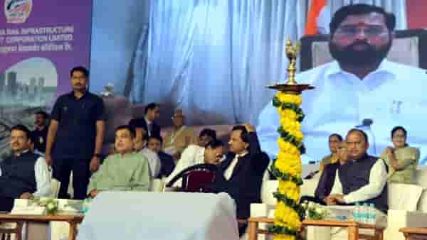 रेल्वेचा प्रवास होणार फाटकमुक्त, मुख्यमंत्री एकनाथ शिंदे यांची घोषणा, इतके उड्डाणपूल उभारणार