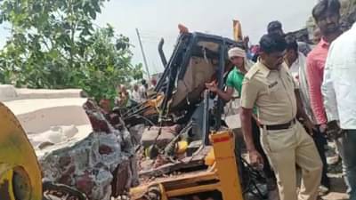 भीषण दुर्घटना! मंदिराचा जीर्णोद्धार सुरु होता.. अचानक कळसच कोसळला, एकाचा जागीच मृत्यू