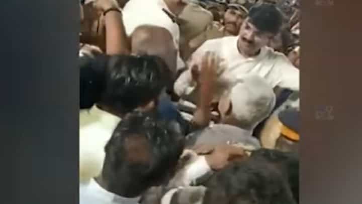 Special Report | चेंबूरमध्ये खासदार राहुल शेवाळे यांच्यासोबत नेमकं काय घडलं? व्हिडीओ होतोय व्हायरल Special Report | चेंबूरमध्ये खासदार राहुल शेवाळे यांच्यासोबत नेमकं काय घडलं? व्हिडीओ होतोय व्हायरल