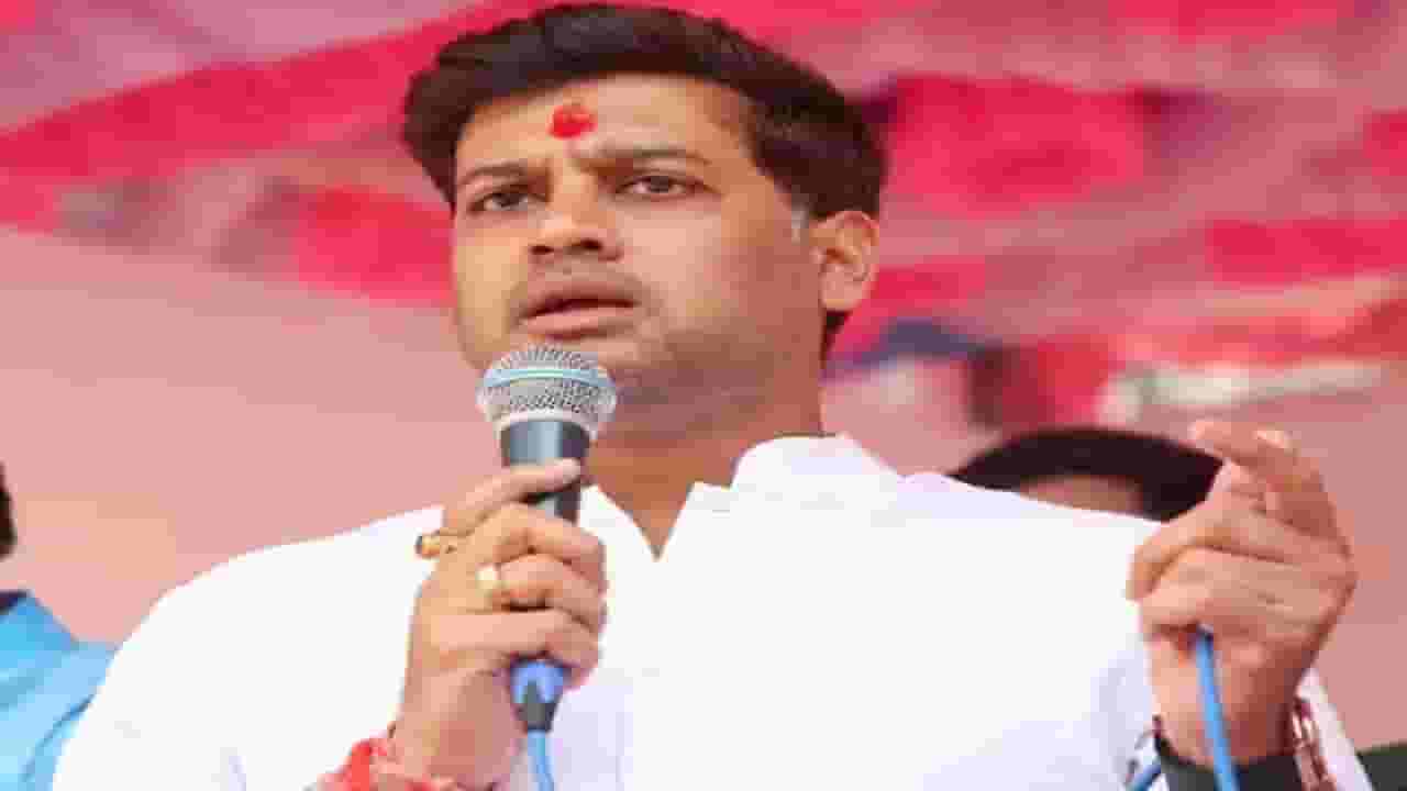 'आज त्यांची नावं न घेणं योग्य', अप्रत्यक्षपणे टोला लगावत श्रीकांत शिंदे यांची खोचक प्रतिक्रिया 'आज त्यांची नावं न घेणं योग्य', अप्रत्यक्षपणे टोला लगावत श्रीकांत शिंदे यांची खोचक प्रतिक्रिया