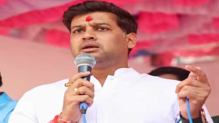 'आज त्यांची नावं न घेणं योग्य', अप्रत्यक्षपणे टोला लगावत श्रीकांत शिंदे यांची खोचक प्रतिक्रिया 'आज त्यांची नावं न घेणं योग्य', अप्रत्यक्षपणे टोला लगावत श्रीकांत शिंदे यांची खोचक प्रतिक्रिया