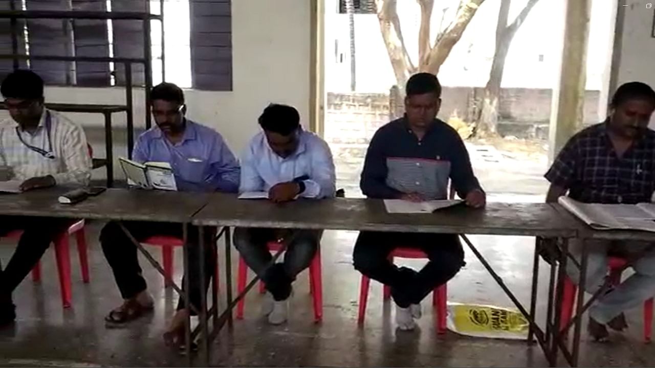 'वाचाल तर टिकाल' या शिकवणीनुसार विद्यार्थी आणि युवकांचं अनोख्या पद्धतीनं अभिवादन