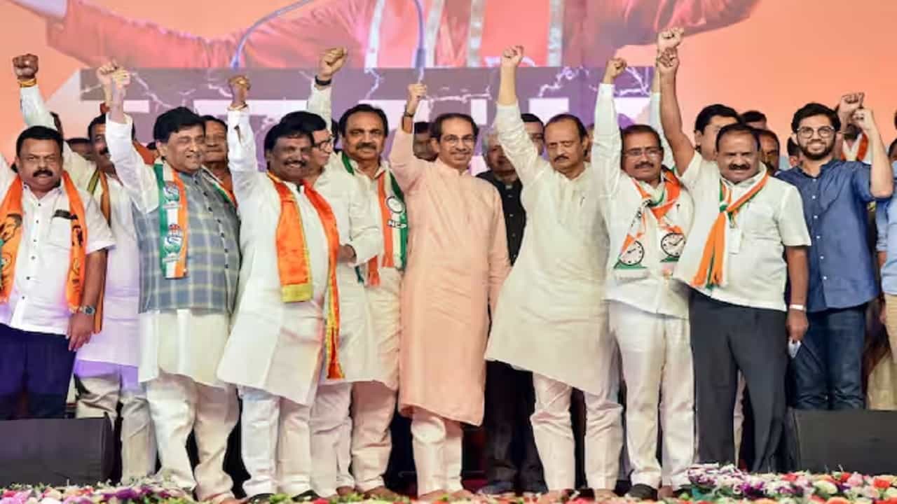 देवेंद्र फडणवीस यांच्या होमपीचवर 'मविआ'ची दुसरी वज्रमूठ सभा, कोणते नेते लावणार हजेरी? देवेंद्र फडणवीस यांच्या होमपीचवर 'मविआ'ची दुसरी वज्रमूठ सभा, कोणते नेते लावणार हजेरी?