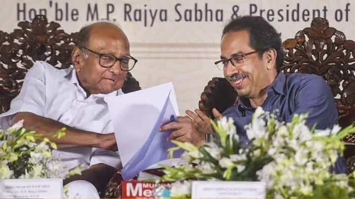 भाजपसोबत जाण्यासाठी पवार कुटुंबातील सदस्यावर दबाव; पवार-ठाकरे भेटीत चर्चा, संजय राऊतांचा मोठा दावा भाजपसोबत जाण्यासाठी पवार कुटुंबातील सदस्यावर दबाव; पवार-ठाकरे भेटीत चर्चा, संजय राऊतांचा मोठा दावा