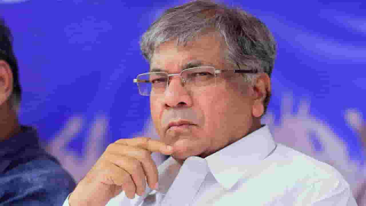 ‘सामना’तील ‘रोखठोक’नंतर आता आंबेडकर यांचं सूचक विधान; याचा संबंध अजित पावार यांच्याशी? ‘सामना’तील ‘रोखठोक’नंतर आता आंबेडकर यांचं सूचक विधान; याचा संबंध अजित पावार यांच्याशी?