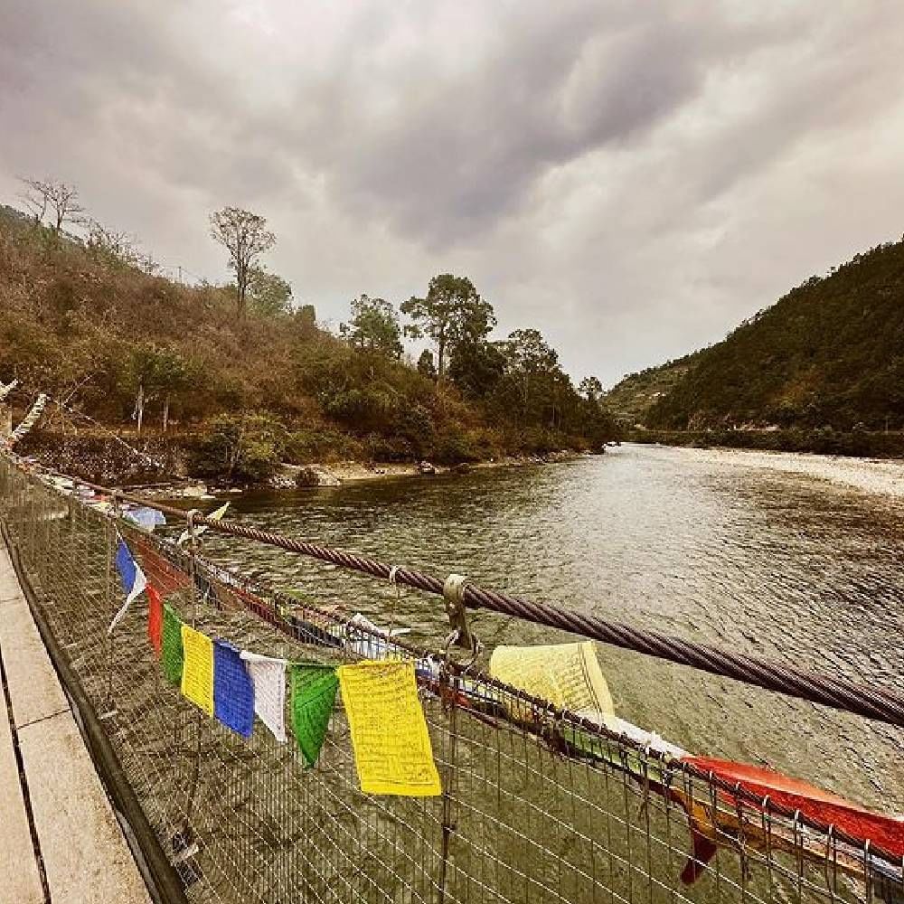 भूटानमध्ये नद्यांना फार पवित्र मानलं जातं. जर कोणी नदीच्या पाण्यात दगड फेकताना दिसला तर तो अडचणीत सापडू शकतो. इतकंच नाही तर तुम्हाला तुरुंगवाससुद्धा होऊ शकतो.
