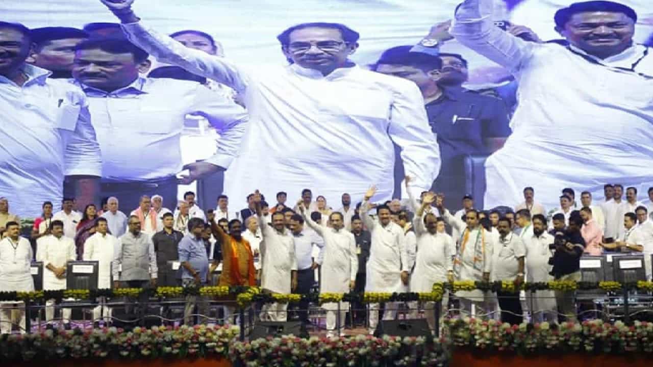 महाविकास आघाडीतील एक पक्ष दुसऱ्या पक्षाचा टायर पंचर करतोय; भाजप नेत्याचं टीकास्त्र महाविकास आघाडीतील एक पक्ष दुसऱ्या पक्षाचा टायर पंचर करतोय; भाजप नेत्याचं टीकास्त्र