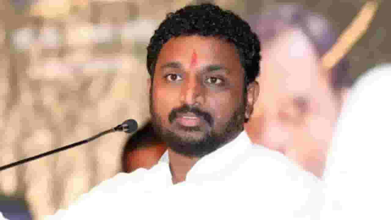 बंडखोरीनंतर राष्ट्रवादीचा कार्यकर्ता भडकला; अमोल मिटकरी यांना म्हणाला, तुम्ही मम म्हणणार का?