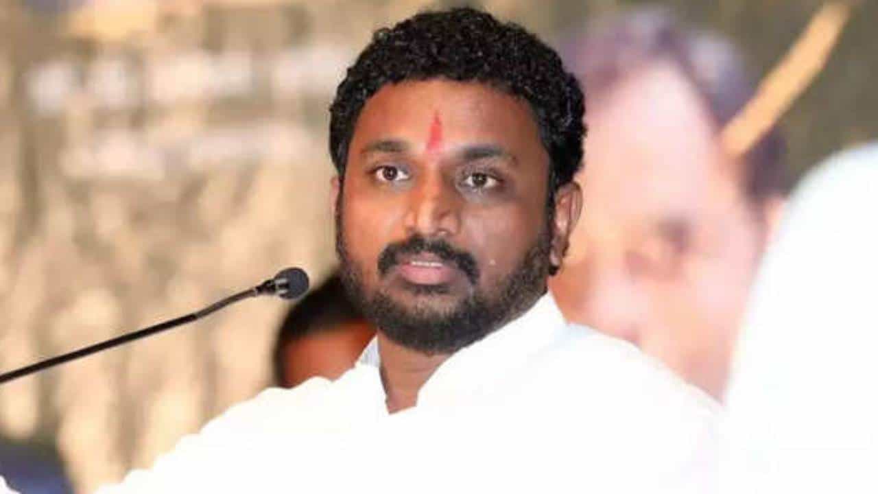 आठ, आठ, लोक मरत असतील तर सद्गुरु संप्रदाय तुम्हाला कधीच माफ करणार नाही; अमोल मिटकारी यांचा सरकारवर हल्लाबोल